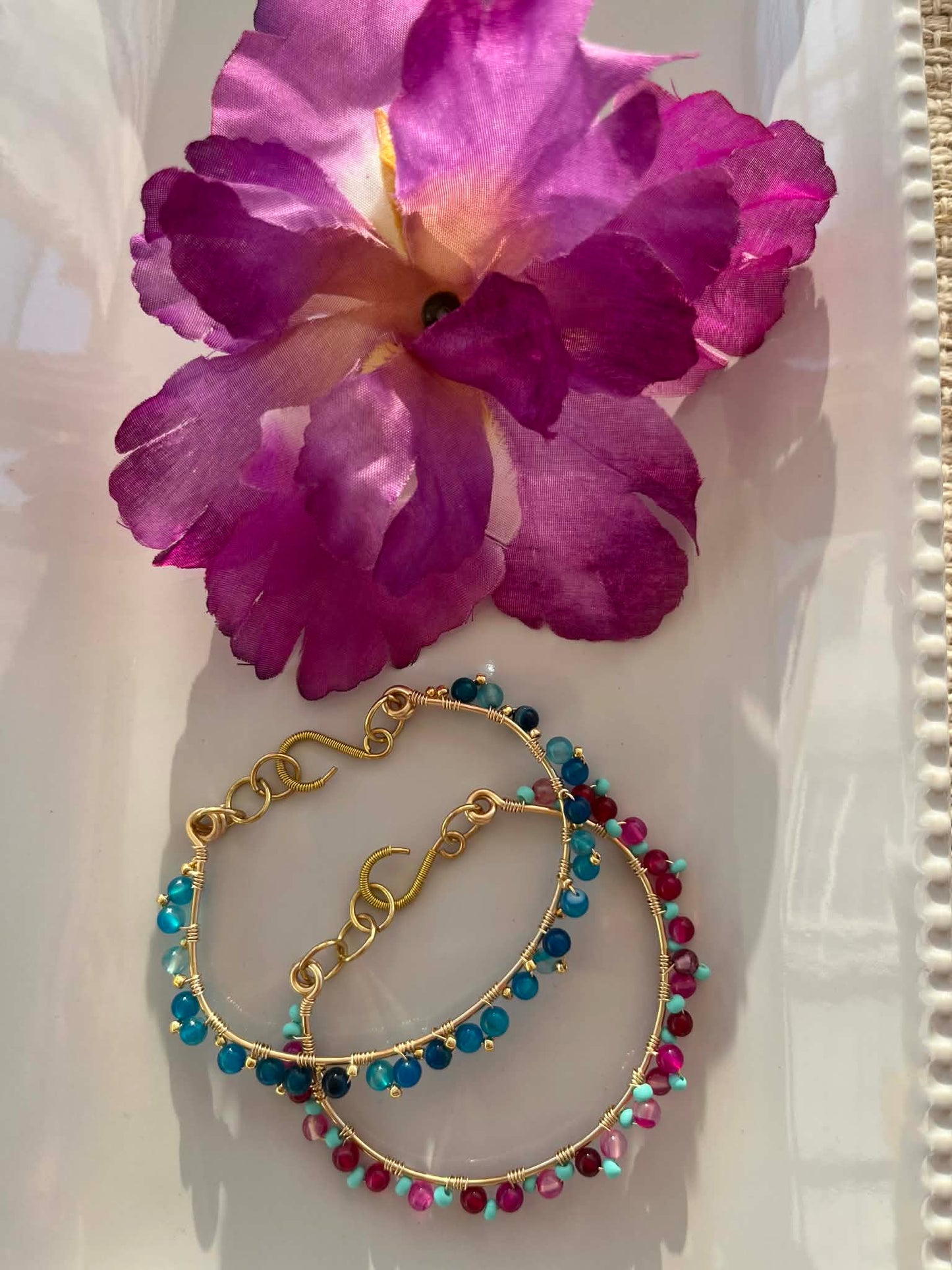 Pulsera Arrecife Dorado - color Azul Profundo, Turquesa y Fucsia Vibrante