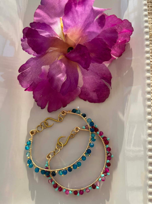 Pulsera Arrecife Dorado - color Azul Profundo, Turquesa y Fucsia Vibrante